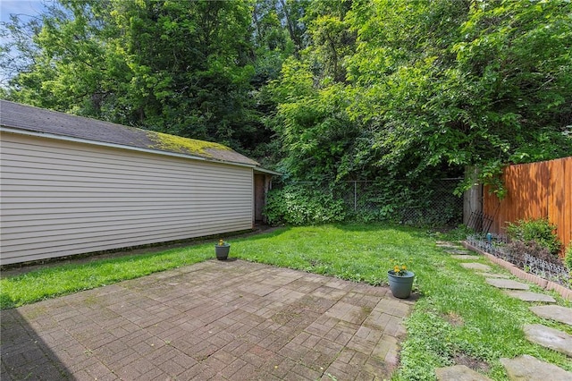 107 Imogene Rd, Greenfield, PA 15217 - fenced backyard with a patio area