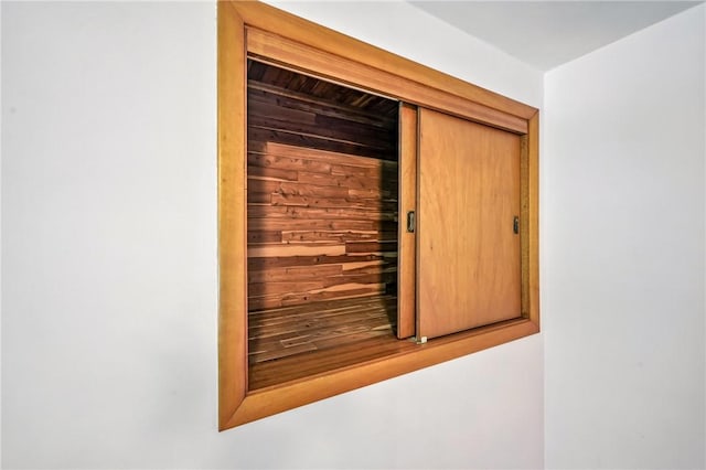 469 Koonce Rd, Hermitage, PA 16148 - detailed view of wooden walls