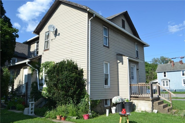 400 W New Castle St, City Of But Nw, PA 16001 - back of house with a yard