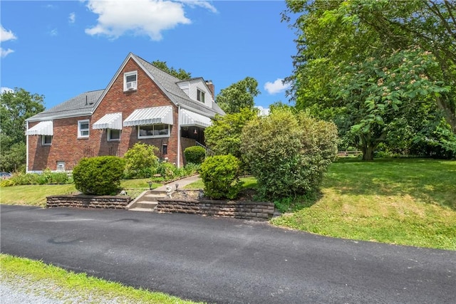 8 Harmar Dr, Cheswick, PA 15024 - view of front of property with brick siding and a front lawn