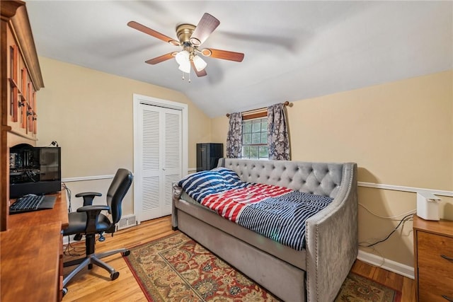 192 Glenfield Dr, Penn Hills, PA 15235 - bedroom with lofted ceiling, wood finished floors, a closet, a desk, and a ceiling fan