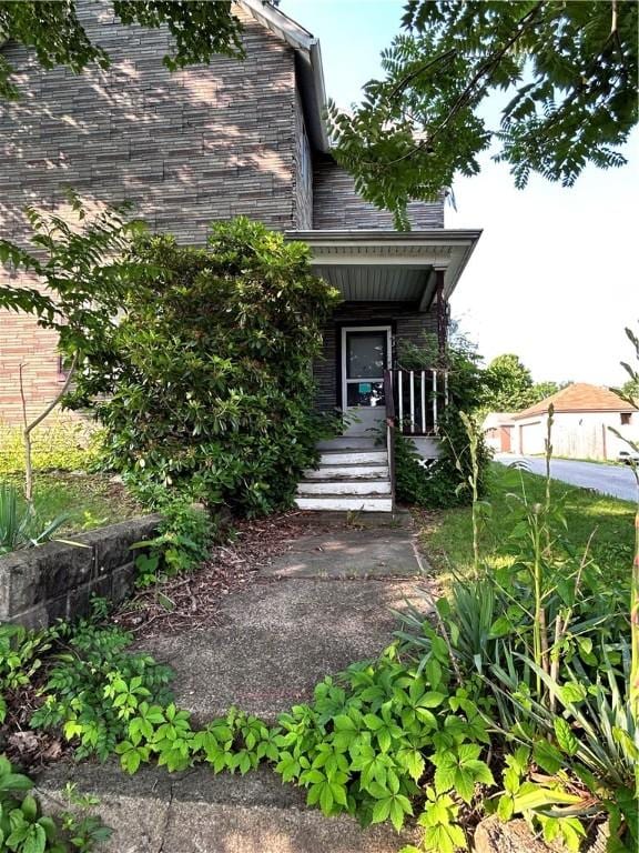 431 Washington Ave, Leechburg Boro, PA 15656 - entrance to property featuring a porch