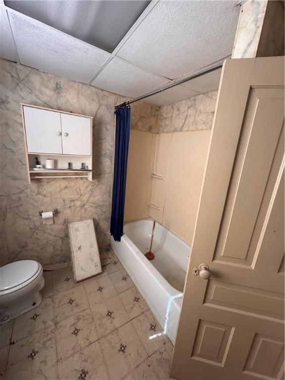 431 Washington Ave, Leechburg Boro, PA 15656 - full bath featuring shower / bathtub combination with curtain and tile patterned floors