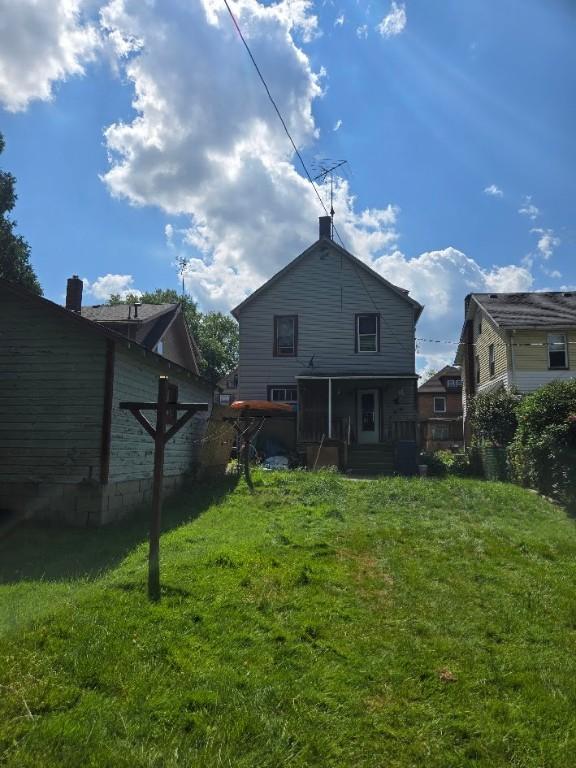 203 Baldwin Ave, Sharon, PA 16146 - back of property featuring a lawn