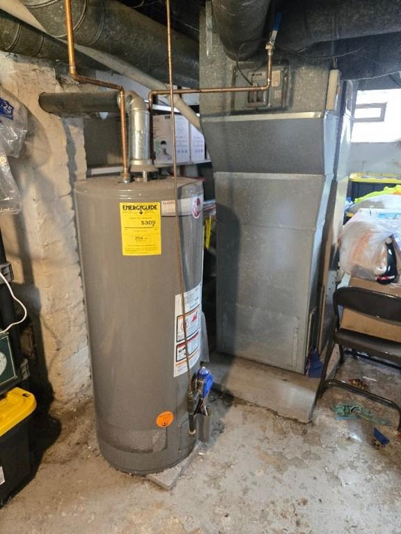 203 Baldwin Ave, Sharon, PA 16146 - utility room featuring gas water heater