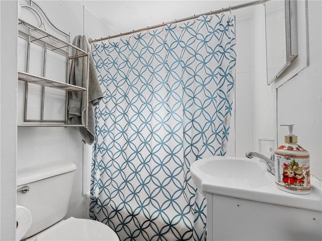 318 Penn Ave, Aliquippa, PA 15001 - full bath featuring vanity and a shower with curtain