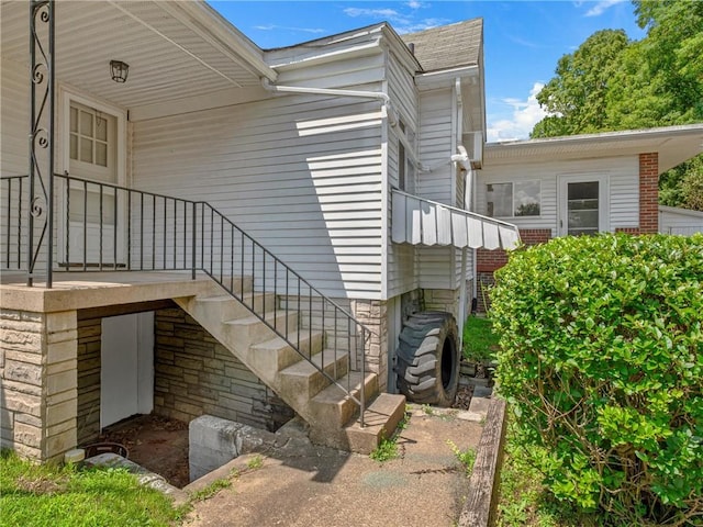 318 Penn Ave, Aliquippa, PA 15001 - view of side of property with stone siding