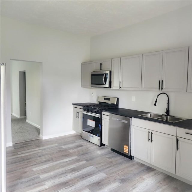 1914 Arlington Ave, Arlington, PA 15210 - kitchen featuring stainless steel appliances, light wood finished floors, and dark countertops