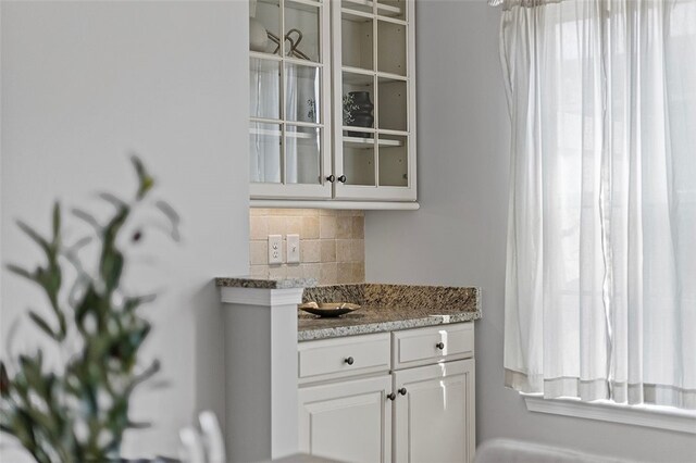 1009 Grey Fox Cir, Bridgeville, PA 15017 - bar featuring tasteful backsplash