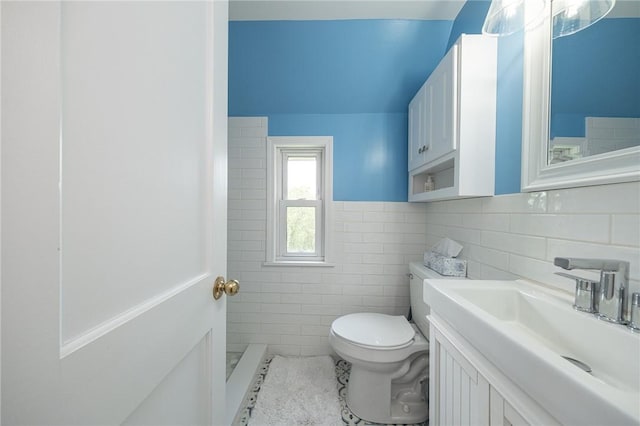 4800 W Brierly Dr, West Mifflin, PA 15122 - bathroom featuring tile walls and vanity