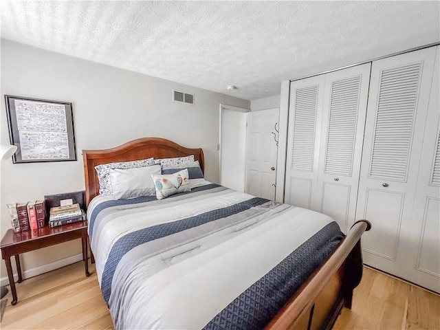 534 Hunters Path Rd, South Fayette, PA 15017 - bedroom featuring light wood-style flooring, a closet, and a textured ceiling