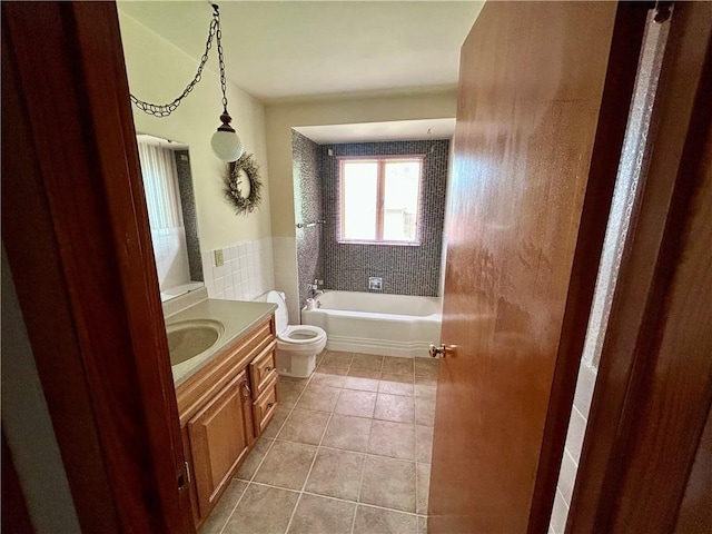 130 Overlook Dr, Brighton Twp, PA 15009 - bathroom featuring a tub to relax in, tile patterned floors, and vanity