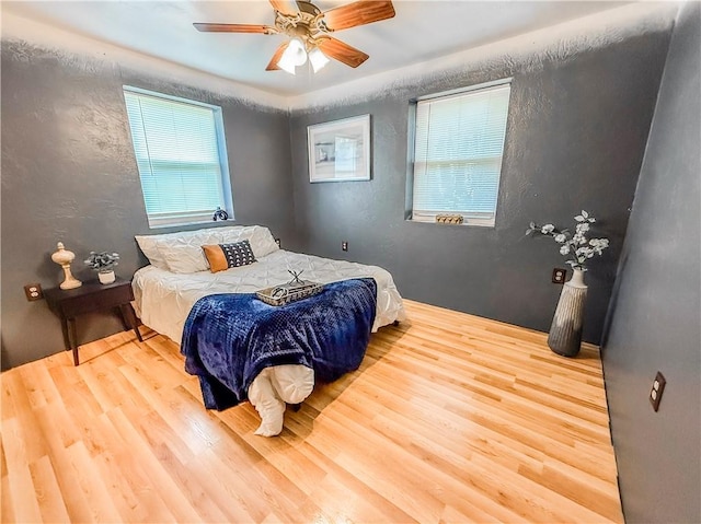 808 Thompson Run Rd, Springdale Twp, PA 15049 - bedroom featuring a textured wall, wood finished floors, and a ceiling fan