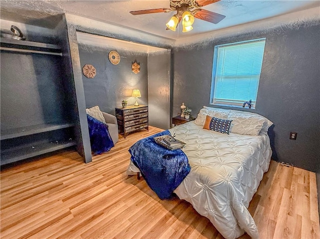 808 Thompson Run Rd, Springdale Twp, PA 15049 - bedroom featuring wood finished floors, a textured wall, and a ceiling fan