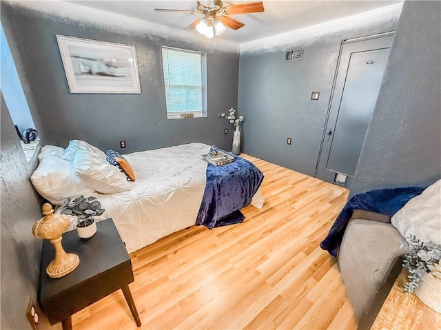 808 Thompson Run Rd, Springdale Twp, PA 15049 - bedroom with wood finished floors and ceiling fan