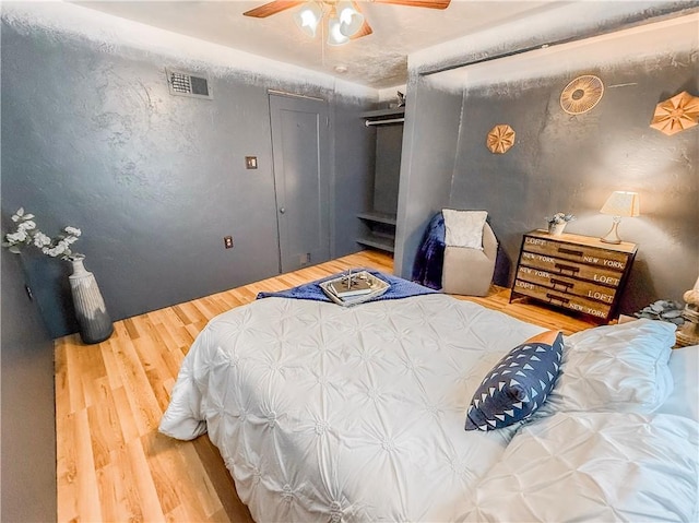 808 Thompson Run Rd, Springdale Twp, PA 15049 - bedroom with wood finished floors, a ceiling fan, and a closet