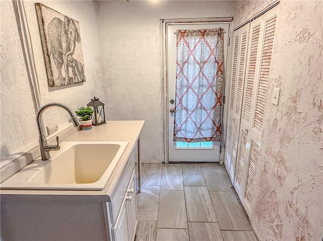 808 Thompson Run Rd, Springdale Twp, PA 15049 - bathroom featuring a textured wall, a closet, and vanity