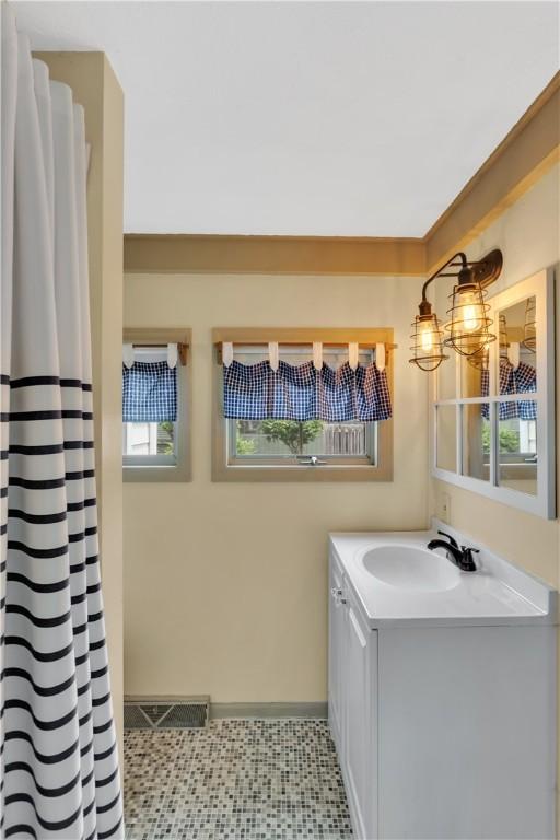 1255 Park Pl, Beaver, PA 15009 - full bath with vanity and baseboards