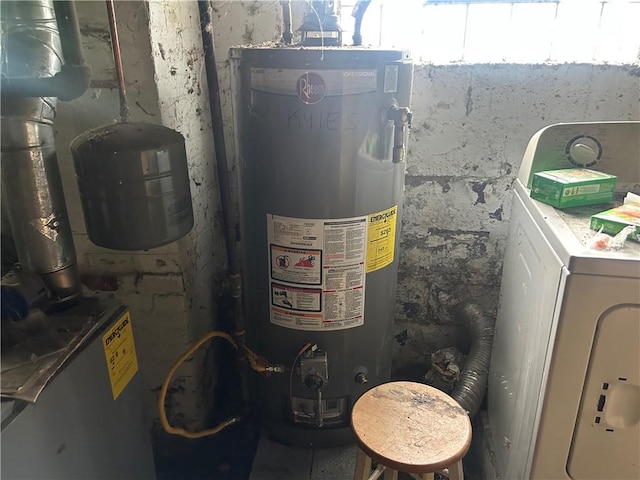 1175 New Salem Rd, Menallen Twp, PA 15468 - utility room featuring water heater and washer / clothes dryer