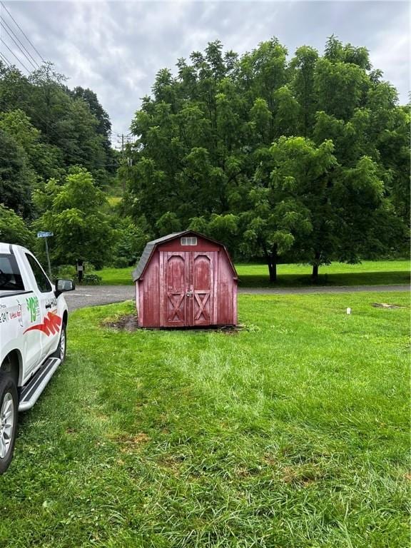401 N Main St, Chartiers, PA 15342 - view of grassy yard with a shed