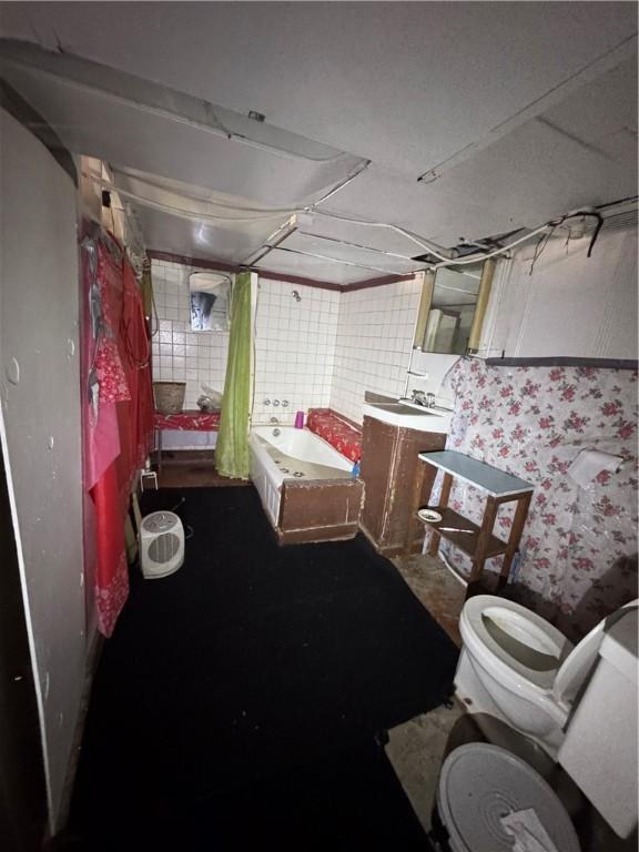 69 Beech St, Cecil, PA 15350 - full bathroom featuring vanity and shower / bath combo