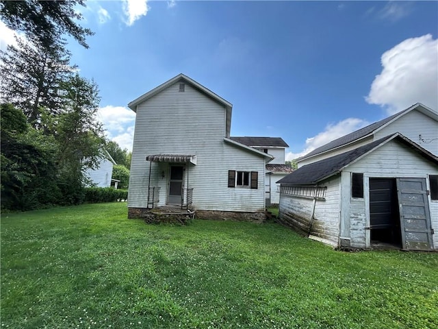 653 Upr Middletown Rd, Menallen Twp, PA 15480 - back of house featuring a lawn