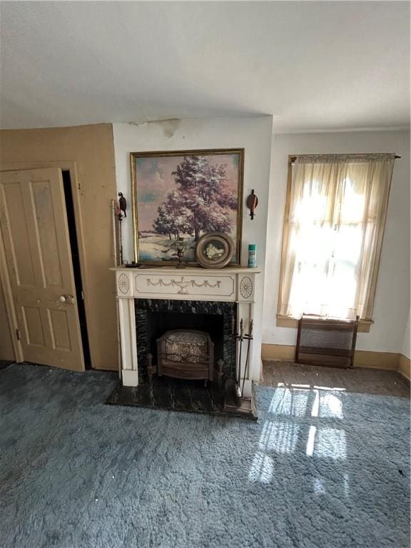 653 Upr Middletown Rd, Menallen Twp, PA 15480 - living area featuring carpet