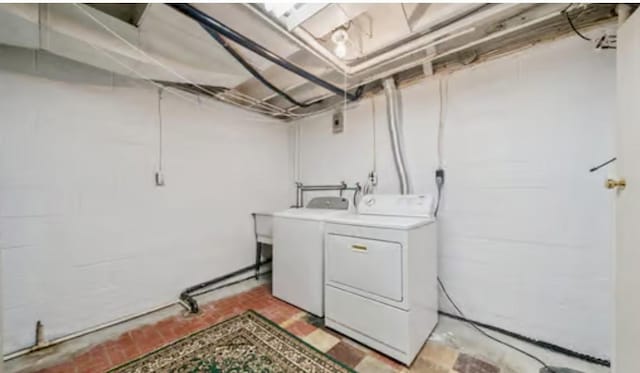 524 Greenridge Rd, New Kensington, PA 15068 - laundry area featuring independent washer and dryer