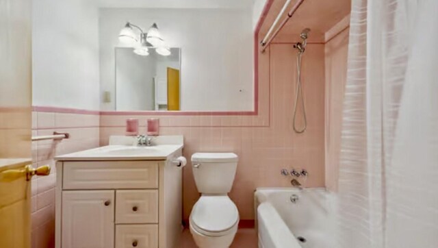524 Greenridge Rd, New Kensington, PA 15068 - full bathroom with vanity, tile walls, shower / tub combo with curtain, and wainscoting