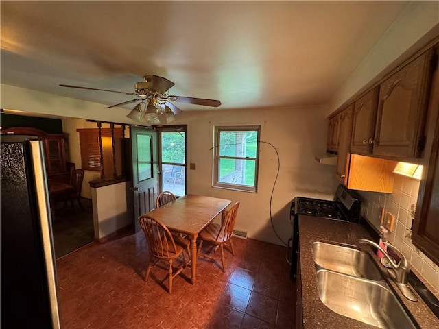 495 Pierson Run Rd, Plum Boro, PA 15239 - dining space with ceiling fan