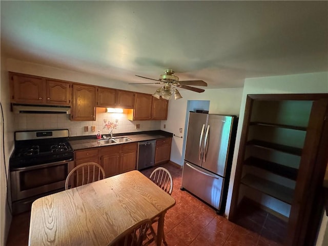 495 Pierson Run Rd, Plum Boro, PA 15239 - kitchen with stainless steel appliances, under cabinet range hood, dark countertops, a ceiling fan, and backsplash