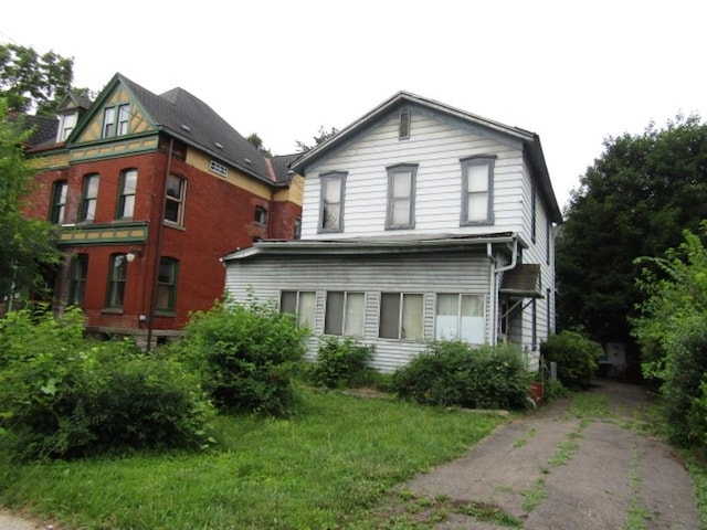 1470 3rd Ave, New Brighton, PA 15066 - view of front of property with a front yard