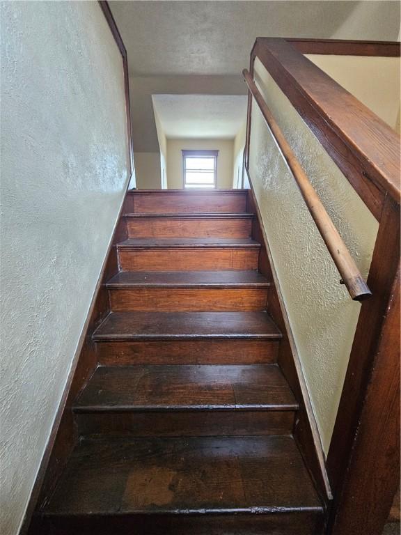 2001 7th Ave, Beaver Falls, PA 15010 - stairs featuring a textured wall