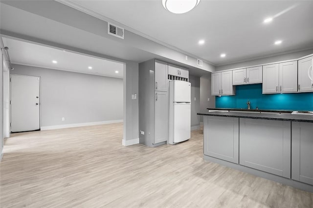 105 Camelot Dr, Mccandless, PA 15237 - kitchen featuring freestanding refrigerator, light wood-style flooring, recessed lighting, stovetop, and ornamental molding