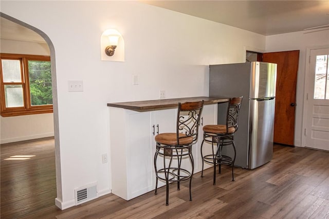 539 Park Ave, Monongahela, PA 15063 - kitchen featuring freestanding refrigerator, arched walkways, wood finished floors, and a breakfast bar