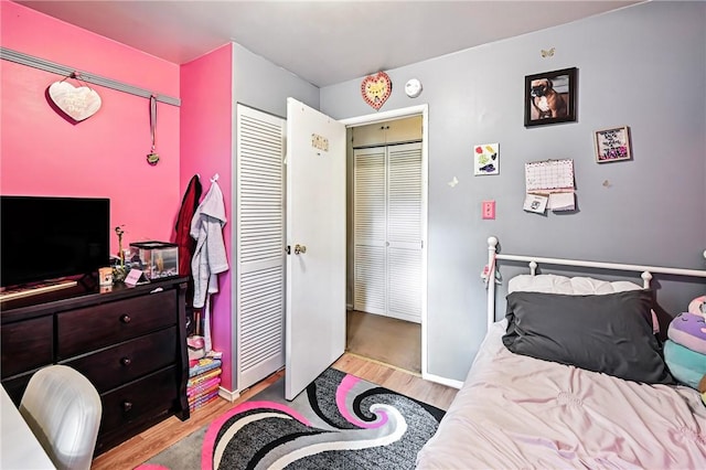 965 Dalton Ave, Hermitage, PA 16148 - bedroom featuring wood finished floors and a closet