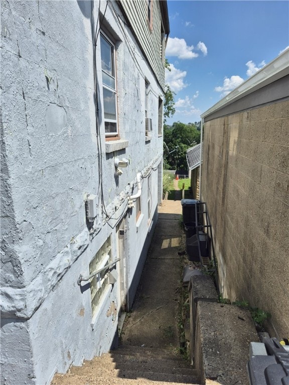 19 Charles St, Dravosburg, PA 15034 - view of side of home