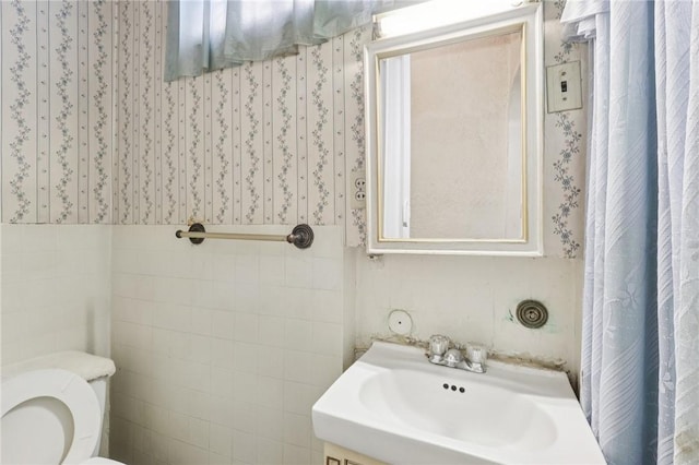 518 N Saint Clair St, East Liberty, PA 15206 - bathroom featuring wallpapered walls
