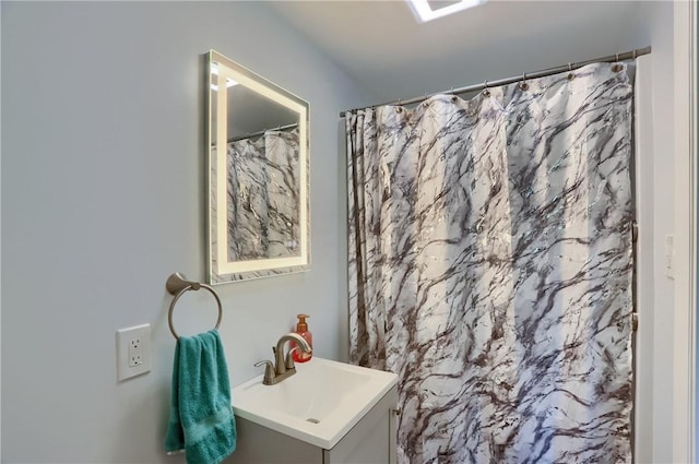 1009 Roselawn Ave, Harmony Twp, PA 15003 - full bath featuring vanity and a shower with curtain