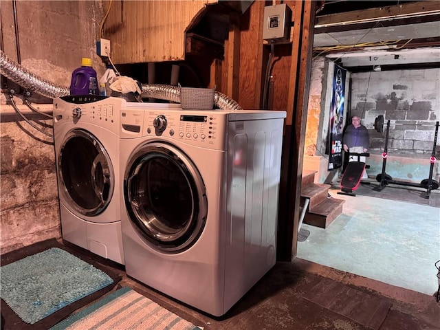 1077 Bechtol Ave, Sharon, PA 16146 - washroom featuring washer and clothes dryer