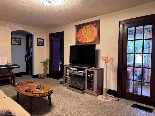 1077 Bechtol Ave, Sharon, PA 16146 - living room featuring carpet floors, a textured ceiling, and arched walkways