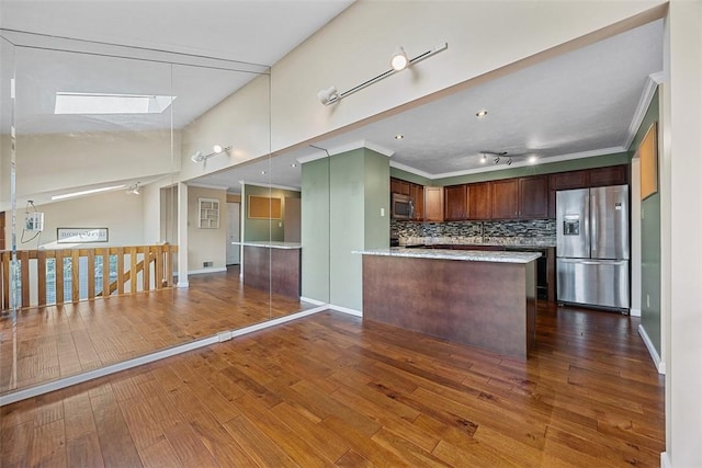 2692 Hunters Point Dr, Franklin Park, PA 15090 - kitchen featuring stainless steel appliances, tasteful backsplash, dark wood-style floors, a skylight, and a peninsula
