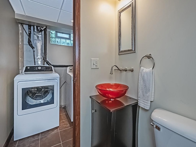 1907 Shaler Dr, Shaler, PA 15116 - laundry area featuring washing machine and clothes dryer and dark tile patterned flooring