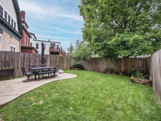 410 Bailey Ave, Mt Washington, PA 15211 - fenced backyard featuring a patio area