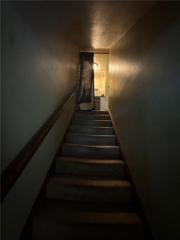 534 Independence Dr, Clairton, PA 15025 - view of staircase