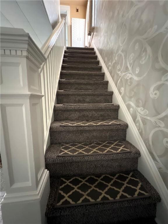 1220 Negley St, Farrell, PA 16121 - view of stairway