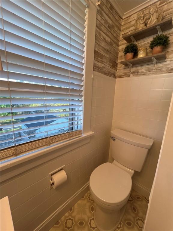 1220 Negley St, Farrell, PA 16121 - bathroom featuring tile walls and tile patterned floors