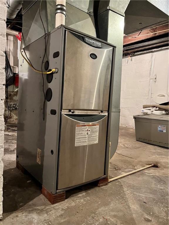 1220 Negley St, Farrell, PA 16121 - utilities featuring heating unit