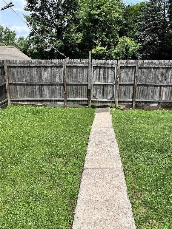 1220 Negley St, Farrell, PA 16121 - view of yard