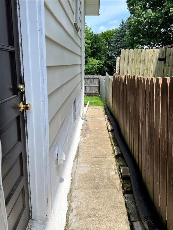 1220 Negley St, Farrell, PA 16121 - view of yard